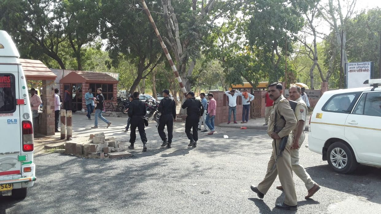 agra police action in fatehpur sikri