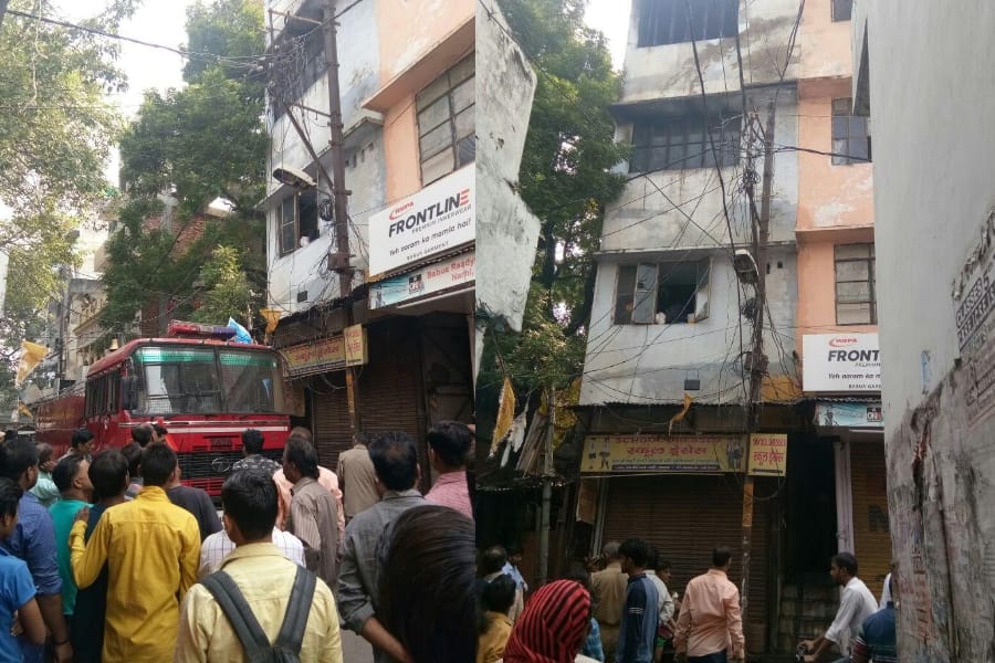 fire in clothes showroom in narahai in Lucknow.