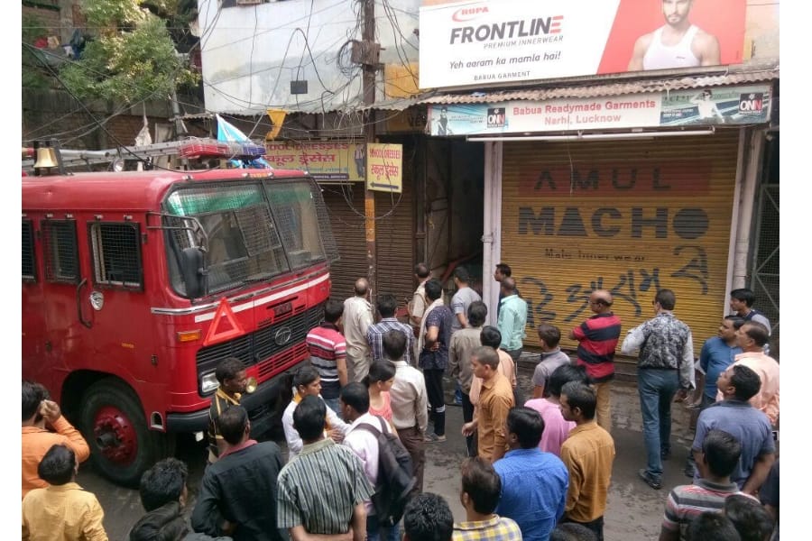 fire in clothes showroom in narahai in Lucknow.