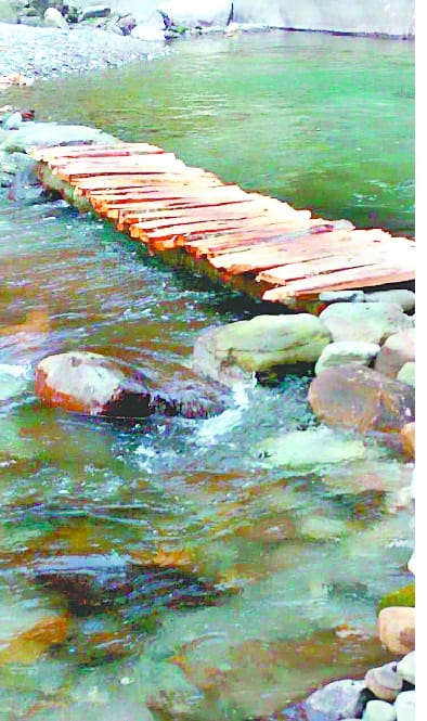 10 wooden walking bridges on Sarai