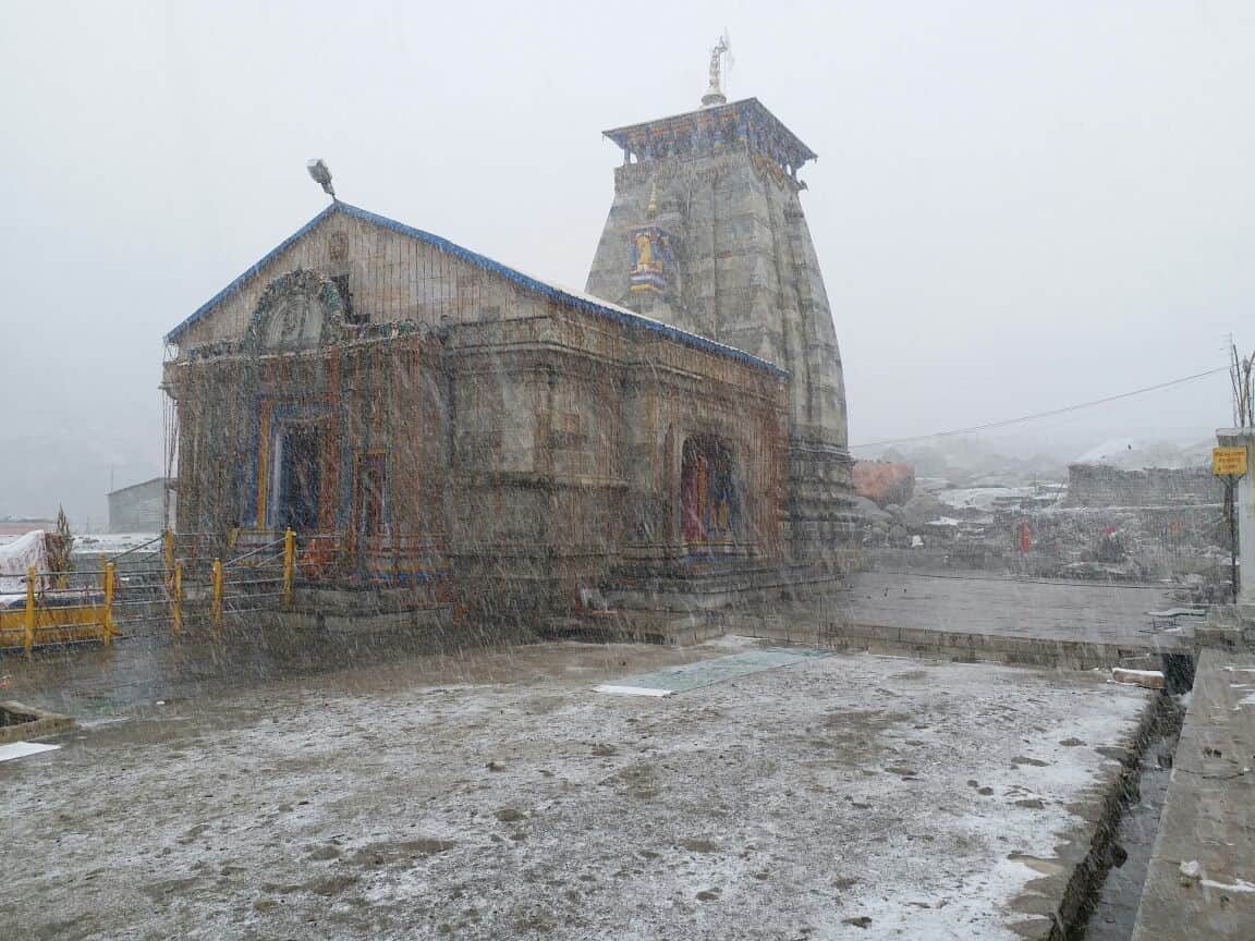 first snowfall in kedarnath dham campus