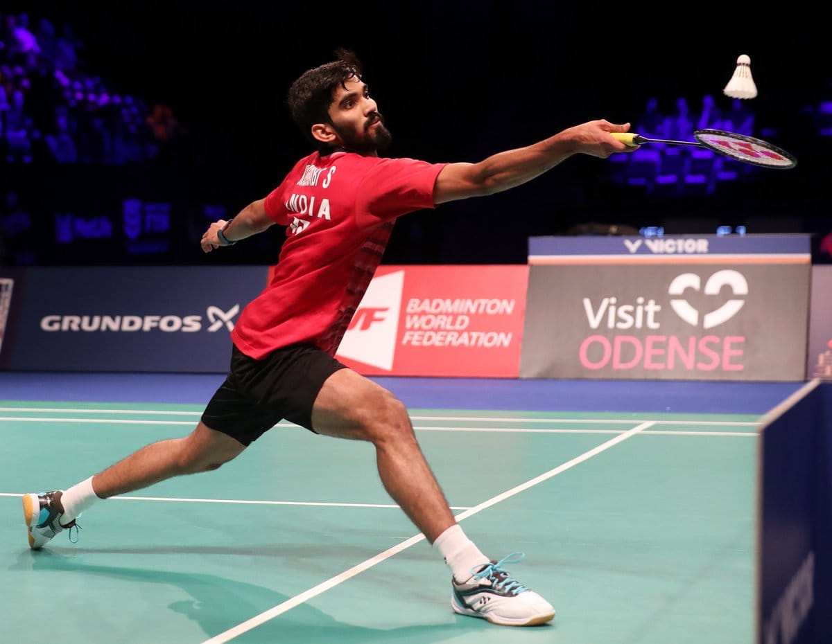 kidambi srikanth receives a bat from ms dhoni