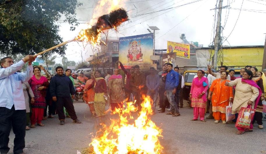 रिपोर्ट दर्ज करने में देरी पर मुंशी संस्पेड, हवलदार लाइन हाजिर
