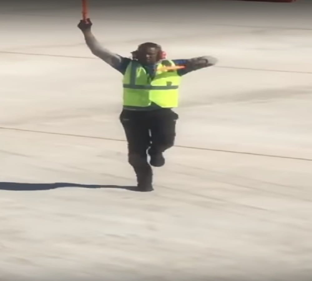 airport worker spotted dancing during Boarding Process video being viral