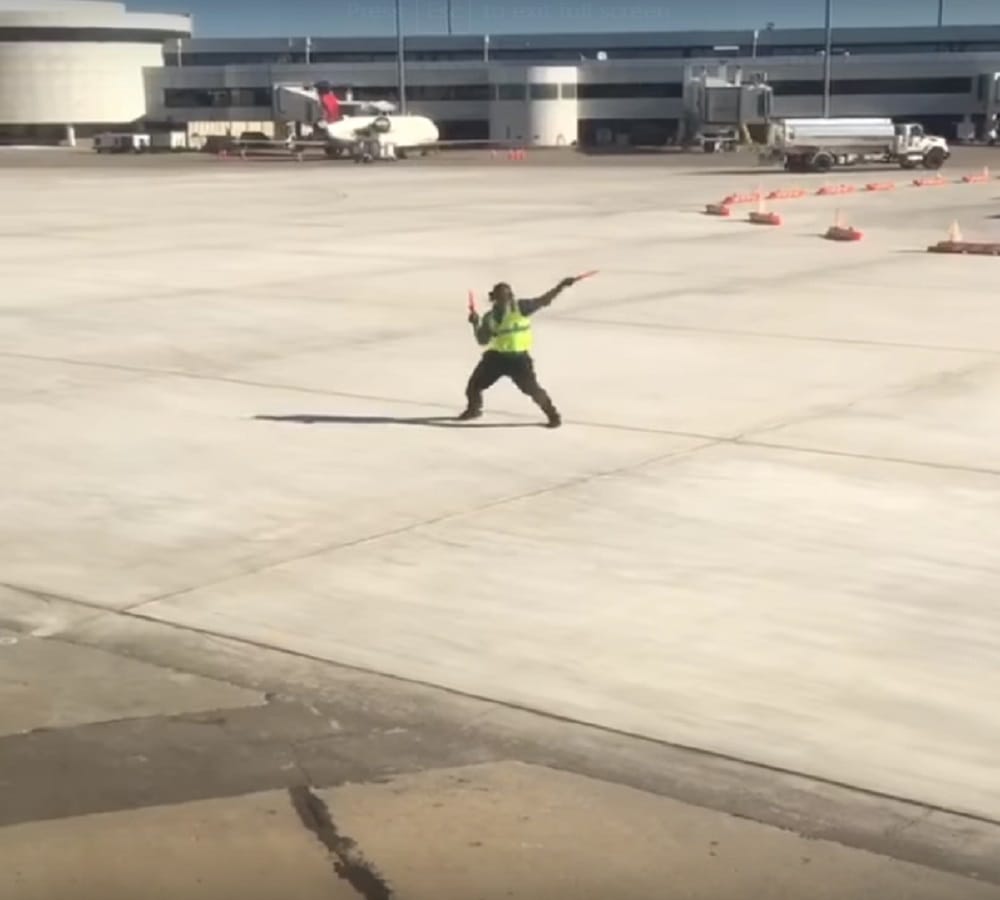 airport worker spotted dancing during Boarding Process video being viral