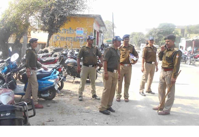 The SP, standing in the road and checking the vehicles