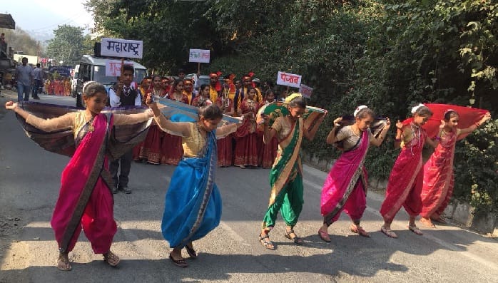 Public Cultural Programs Smoke in Lake Carnival