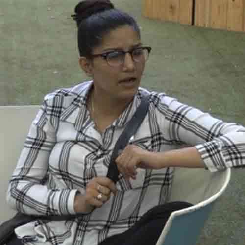 bigg boss 11 sapna aget angry and show red face to this member