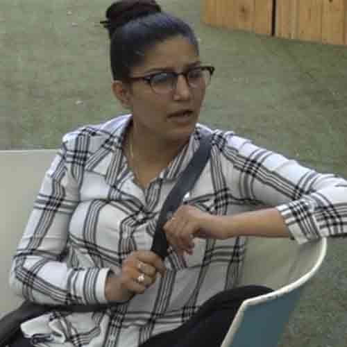 bigg boss 11 sapna aget angry and show red face to this member