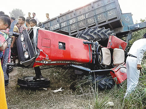 Tractor-trolley counterclock from DCM collision, one killed