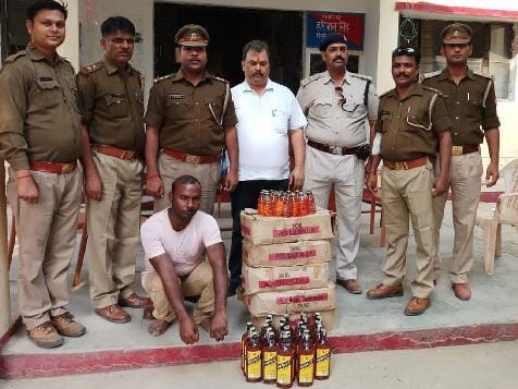 उसावां में बन रही थी हरियाणा ब्रांड शराब, एक दबोचा