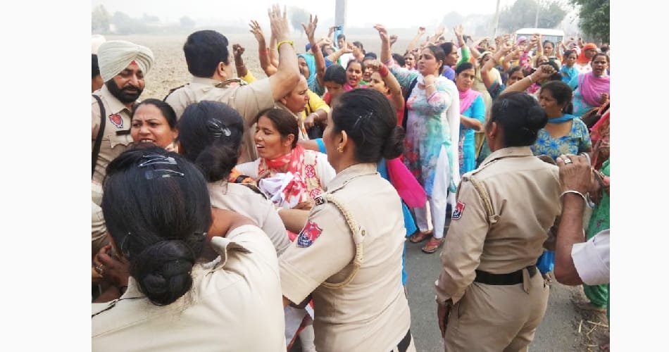 Lathi charge on workers going to the house of cabinet minister