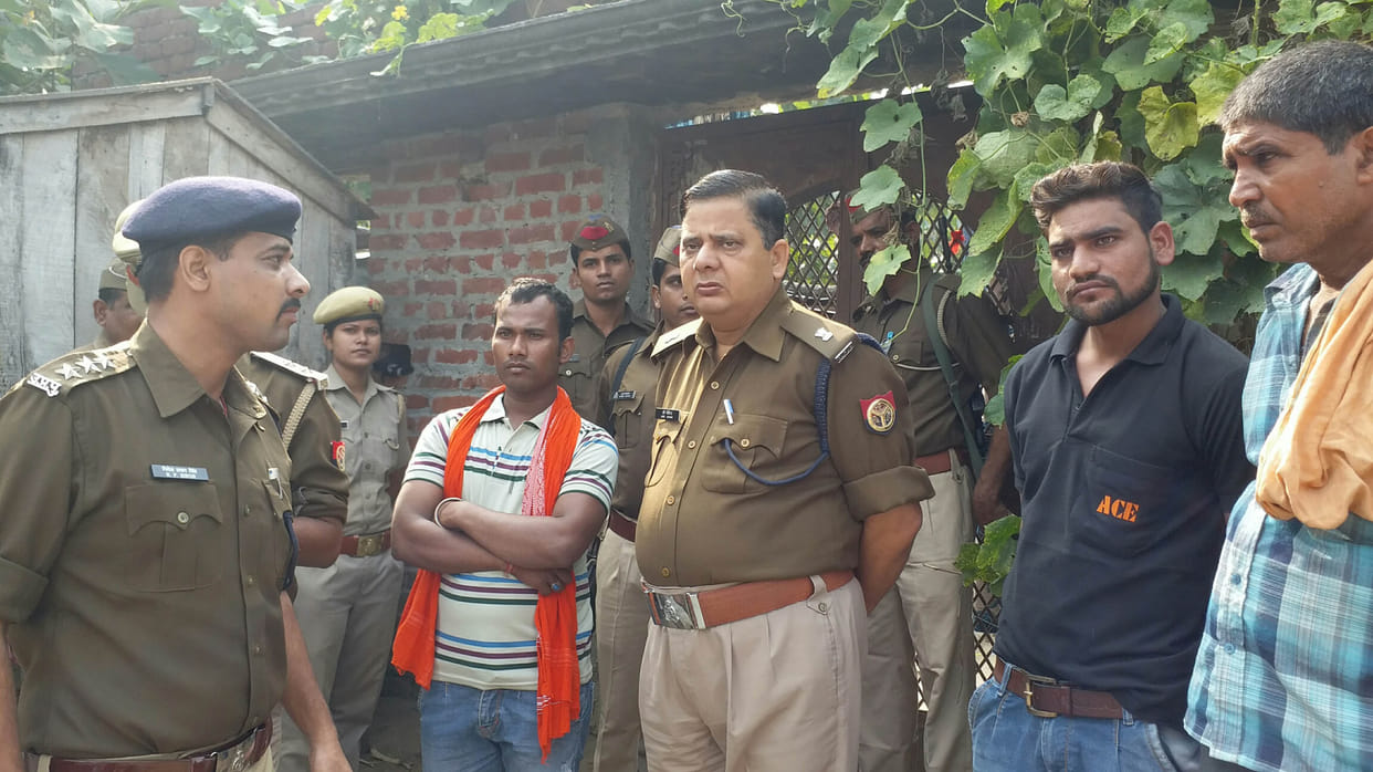 महिला का सिर कूचकर हत्या, दो अन्य घायल