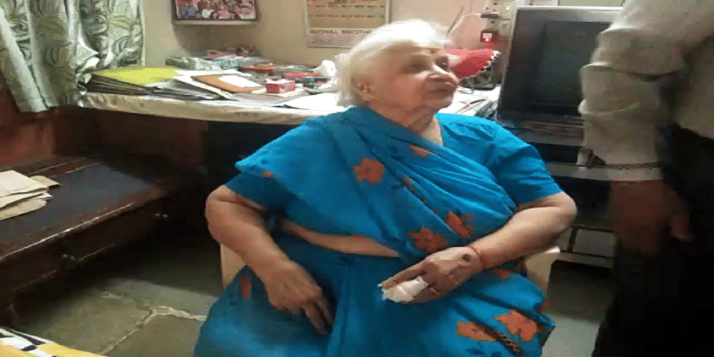 enters the house and loot by elderly couple with Gunpoint 
