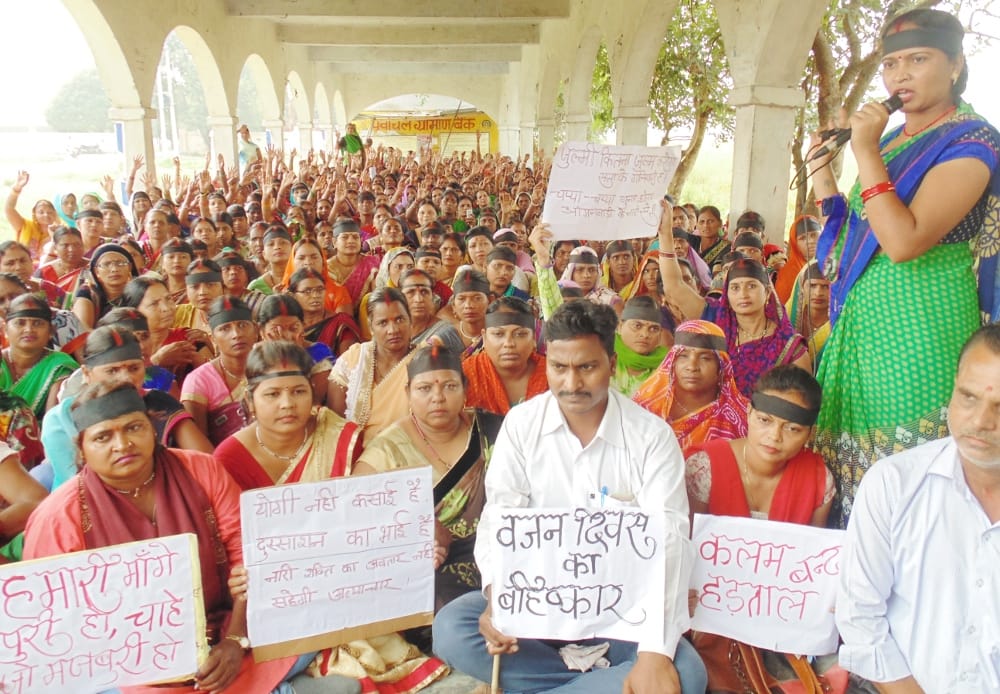 Ananganwadi workers boycott weight day