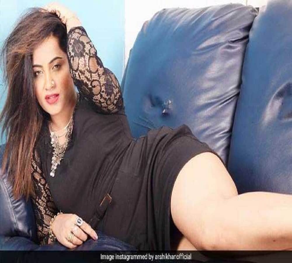  fir against priyank and sapna after revealation about arshi khan in bigg boss 11