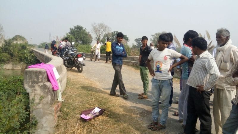 नहर में युवती ने लगाई छलांग, तलाश में जुटे लोग