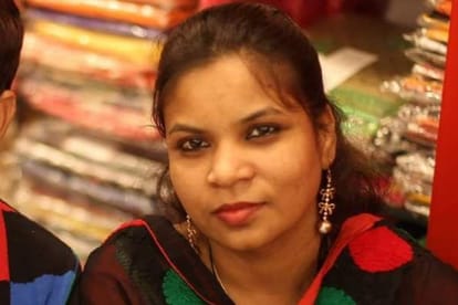 police arrested a women who did fraud to others in lucknow.