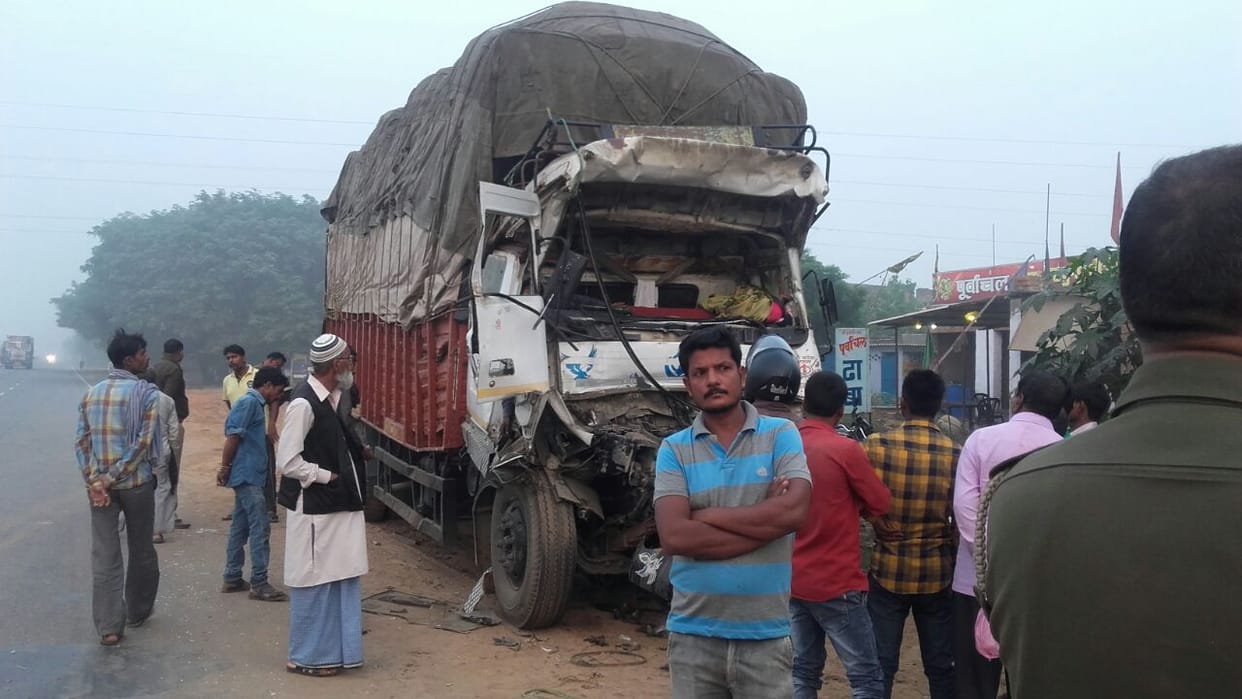 mini truck colided to parked truck on highway