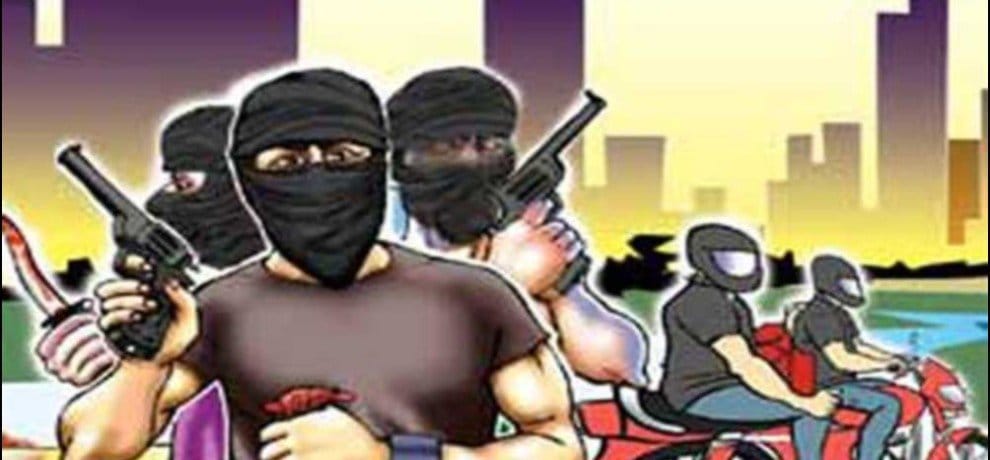 robbery with customer service centre at azamgarh