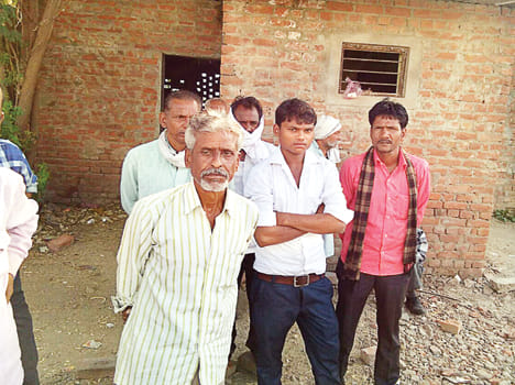 Youth's body hanging on a trap in suspicious circumstances