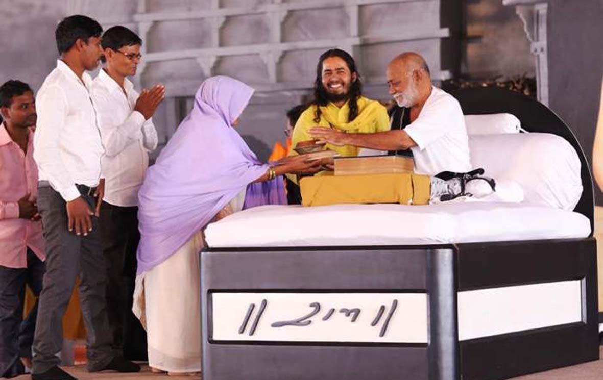 morari bapu eat food from domraj house at varanasi