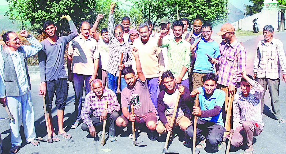 Farmers reaching SDM housing with shovel, spade