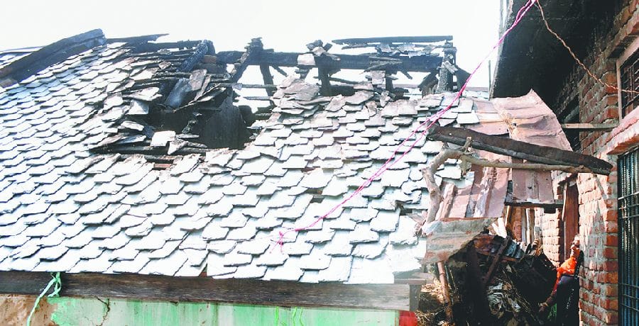 बिझड़ी में आग लगने से जला मकान