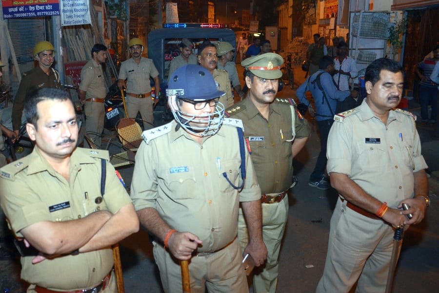 clash between two groups in vajeerganj in Lucknow.