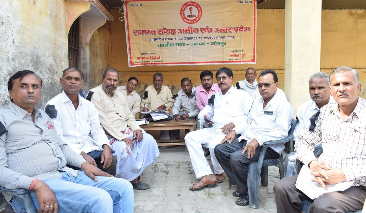 हाथ में काली पट्टी बांध किया काम