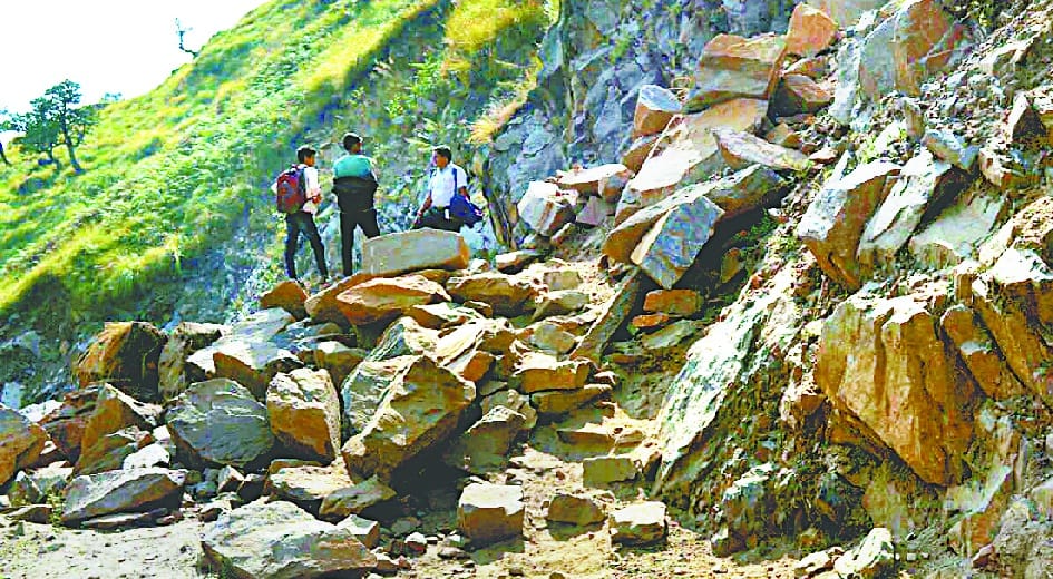 Road closure from Munasariya to China border stopped coming from debris