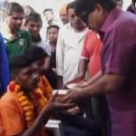 नोट बांटे