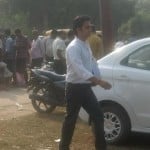 जेल से बाहर आते डॉ. राजीव और डॉ. पूर्णिमा के बेटे।
