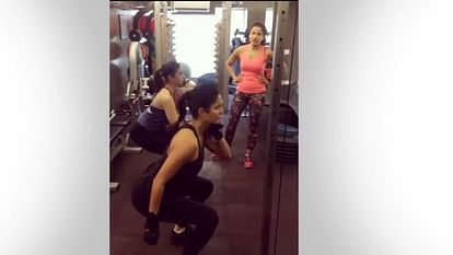 414px x 233px - à¤•à¥ˆà¤Ÿà¤°à¥€à¤¨à¤¾ à¤”à¤° à¤†à¤²à¤¿à¤¯à¤¾ à¤­à¤Ÿà¥à¤Ÿ à¤•à¤¾ à¤¹à¥‰à¤Ÿ à¤œà¤¿à¤® à¤µà¥€à¤¡à¤¿à¤¯à¥‹ à¤µà¤¾à¤¯à¤°à¤² - Katrina Kaif And Alia Bhatt  Gym Video Viral - Entertainment News: Amar Ujala