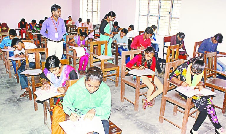 74 परीक्षा केंद्रों पर बदले पेपर से हुई जीवविज्ञान की परीक्षा