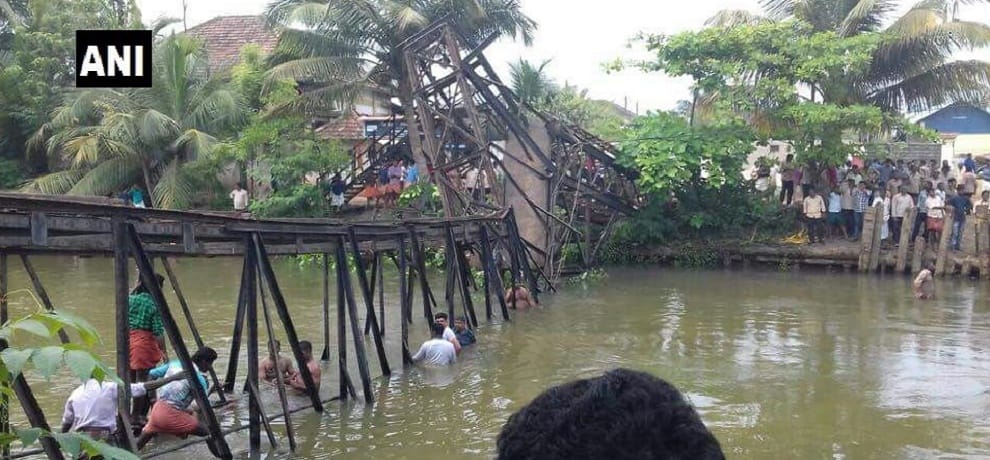 kerala old iron bridge collapsed in  Chavara Kollam 20 persons injured