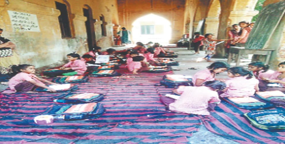 Four school in one campus, In front of the liquor contract, read the full news in one click