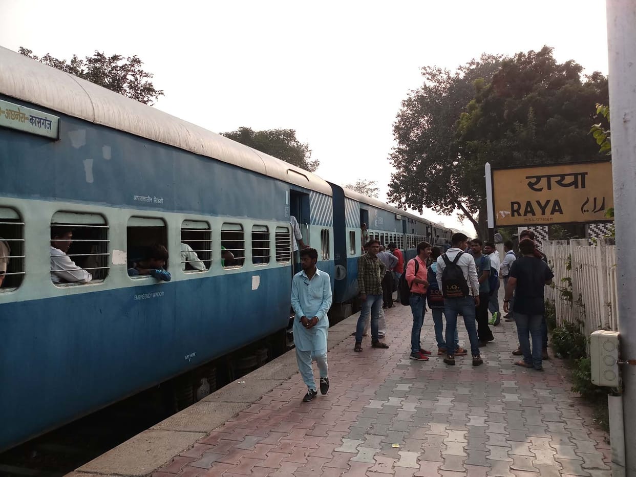 क्रासिंग में फंसी गिट्टी ने रोकी कासगंज मथुरा पैसेंजर