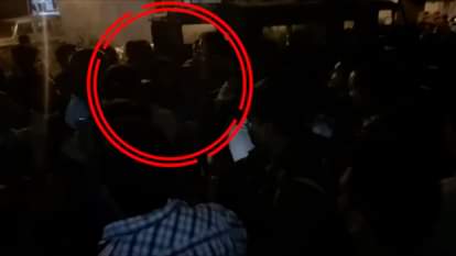 FIGHT BETWEEN VYAPARI AND POLICEMEN IN BASTI, REASON CAR PARKING ON ROAD