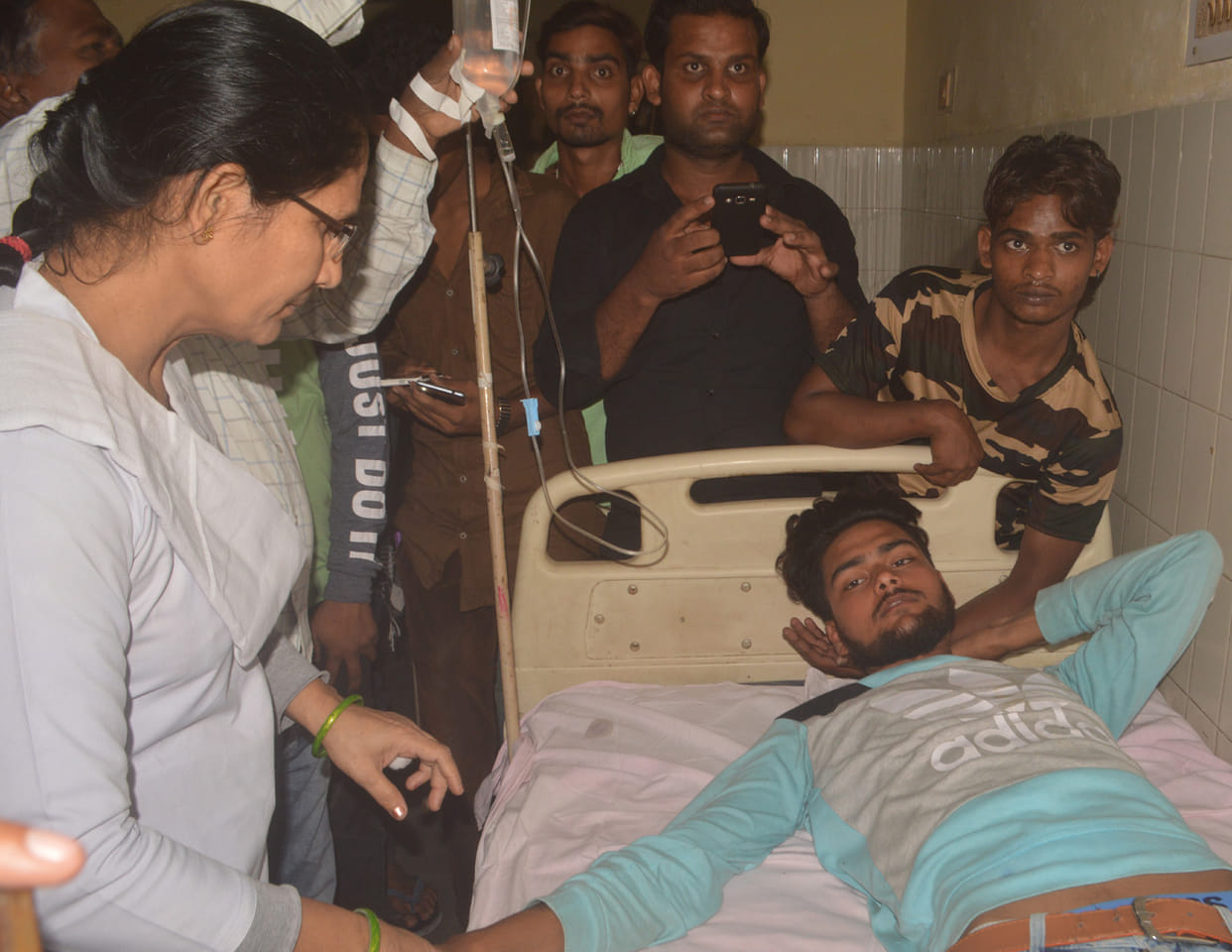 firing in frion of police chauki, two injured 