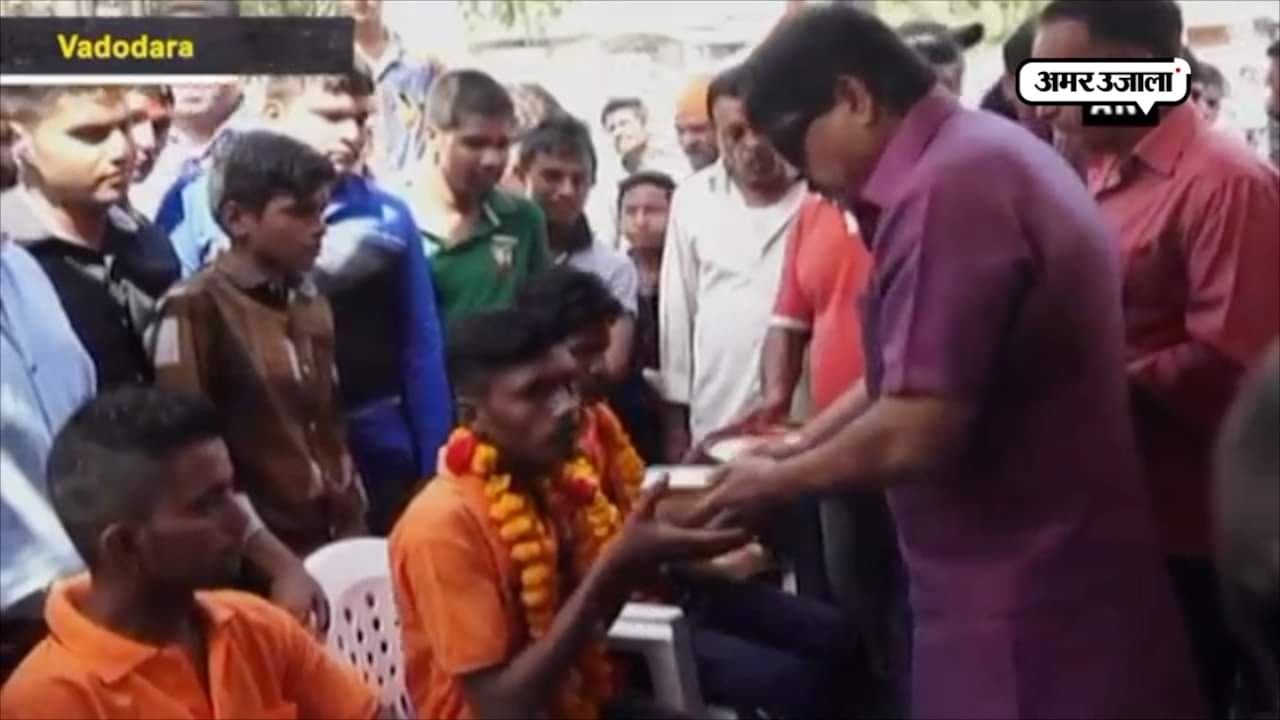 नोट बांटे