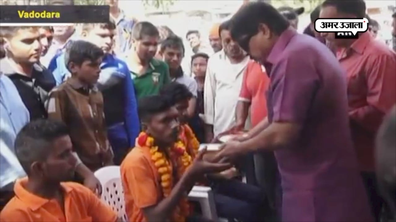 नोट बांटे