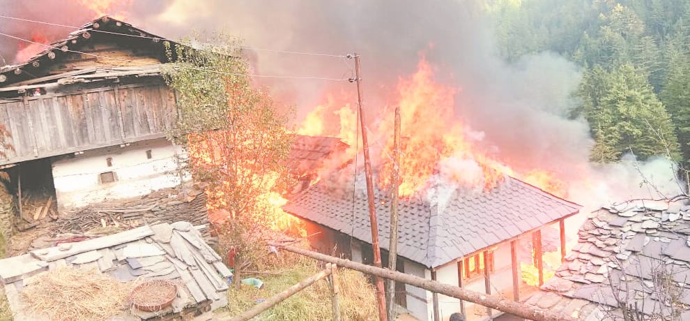 26 house on fire in balichowki of mandi himachal