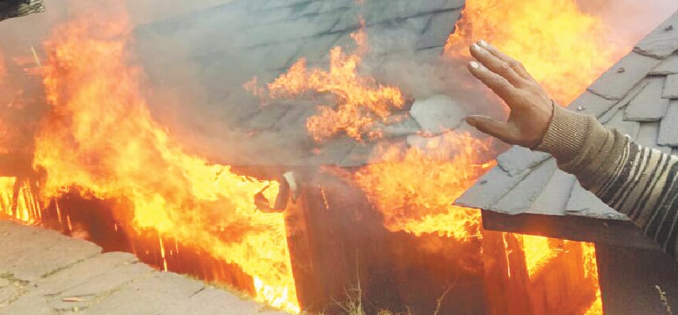 26 house on fire in mandi himachal