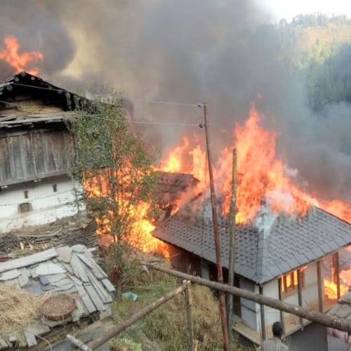 26 house on fire in mandi himachal