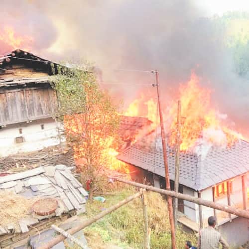 26 house on fire in mandi himachal