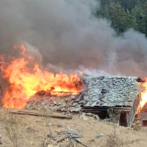 26 house on fire in mandi himachal