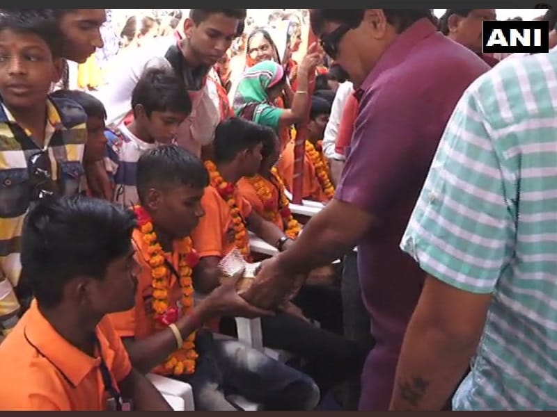Gujarat election: BJP and Congress corporator caught in camera distributing money to people