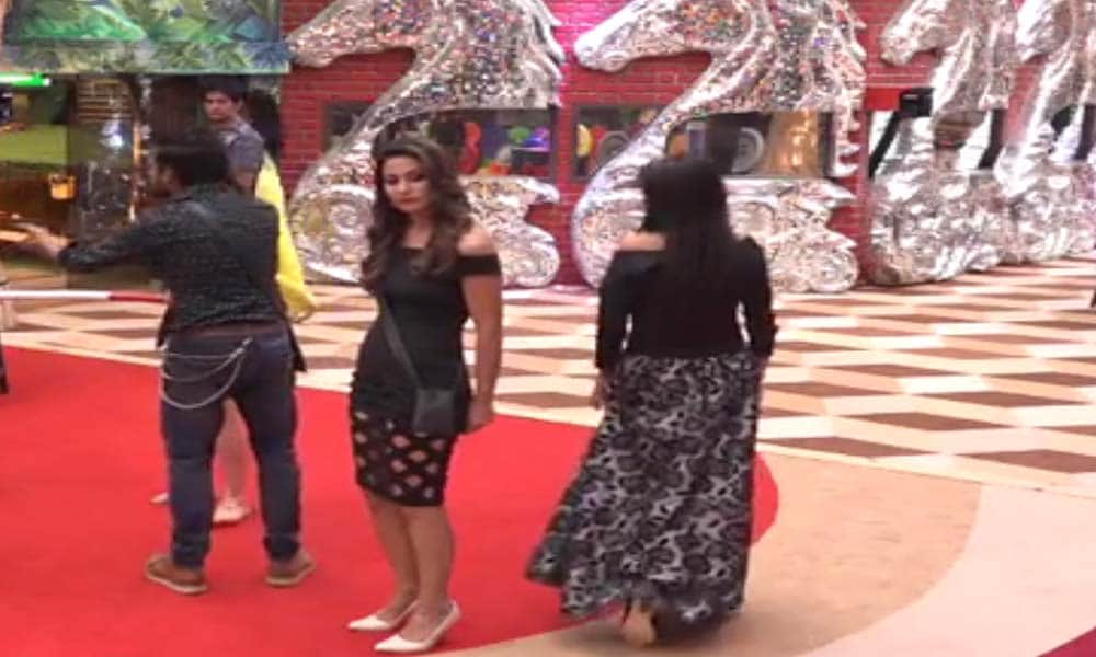 bigg boss contestant and tv actress hina khan feeling uncomfortable with black outfit