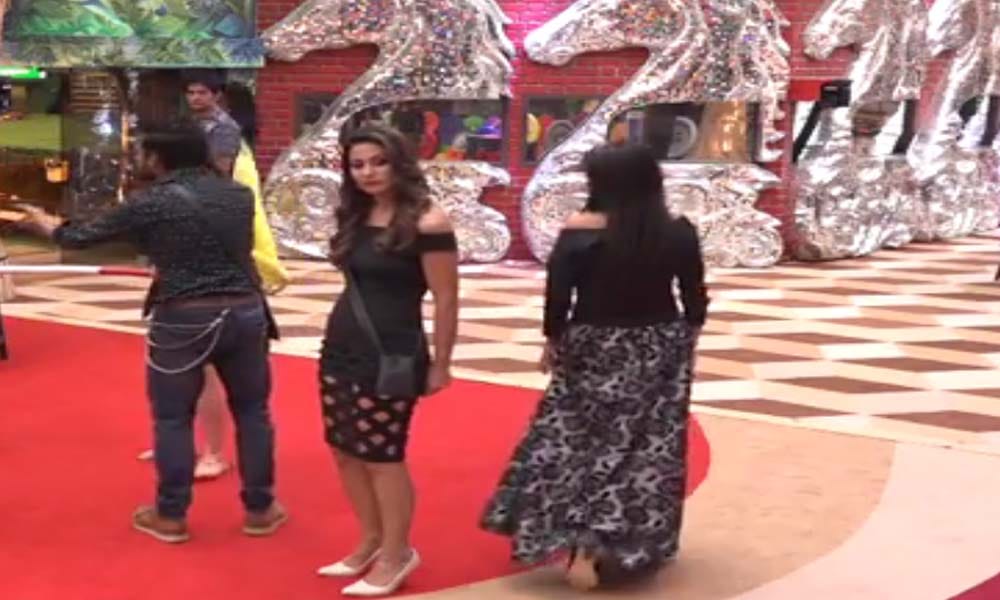 bigg boss contestant and tv actress hina khan feeling uncomfortable with black outfit